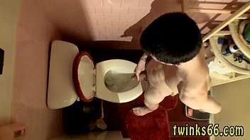 Dans Les Toilettes Porno Gay