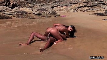 Groper Video Porno On The Beach