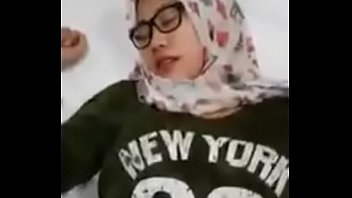Jilbab putih kacamata