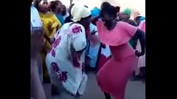 Une danse après la baise en Afrique