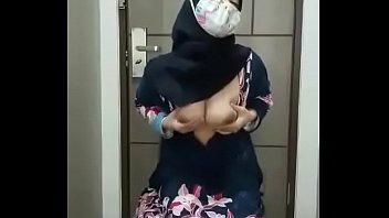 Tante jilbab montok di ewe