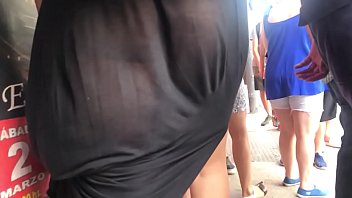 Xxx Femme En Robe Blanche Transparente Dans La Rue