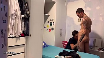 Film Porno Gay Avec Jeune Garçon Brun Au Sieu Bleu