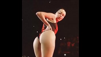 Miley Cyrus Flashes Her Vag In Concert