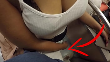 Femme touché bite dans le bus