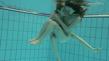 Lesbienne dans piscine