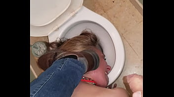 Française masturbation toilet public