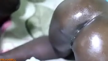 africaine noire poilue La jolie africaine reçoit un massage