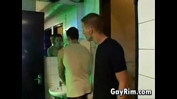 Il Se Baise Dans Une Petite Toilettes Ponrhub Porno Gay