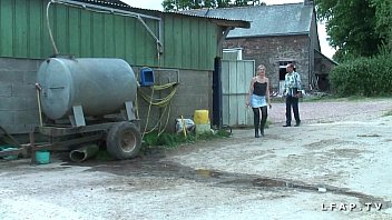 Jeune touriste francaise baiser a la ferme