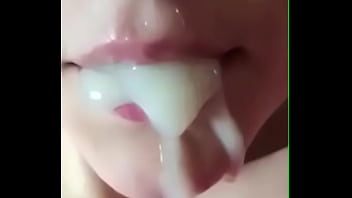 Elle adore le sperme dans la bouche