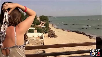 Homme en string à la plage