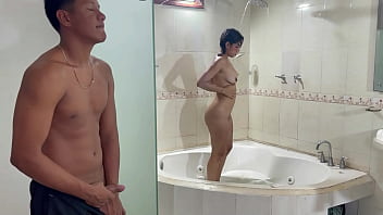 Teen se masturbe dans sa douche